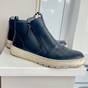 Vionic Black Leather Zip Ankle Booties with Cream Sole